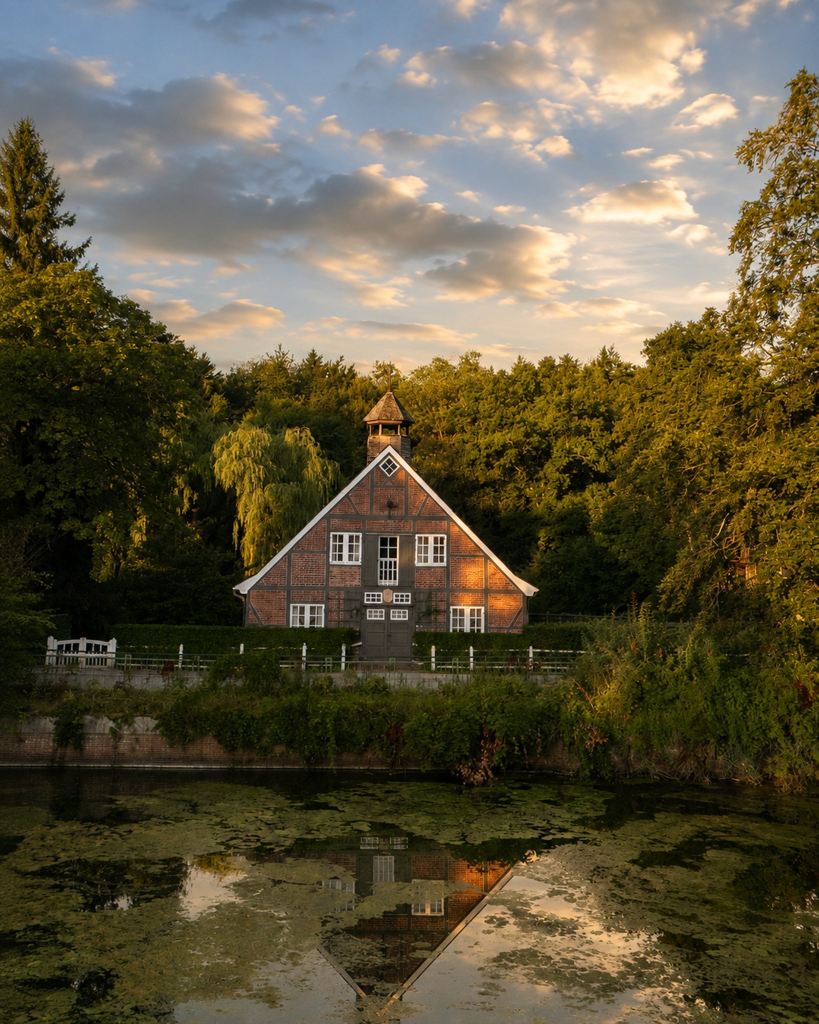 Historisches Fachwerkhaus am Teich in Hamburg-Duvenstedt